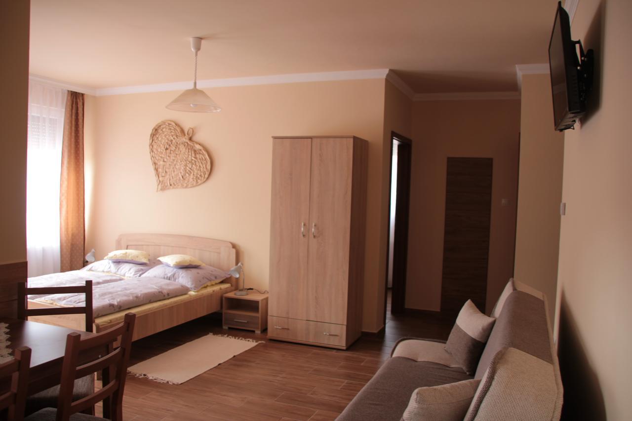 Imola és Andrea Apartmanház 2 Hajdúszoboszló Esterno foto